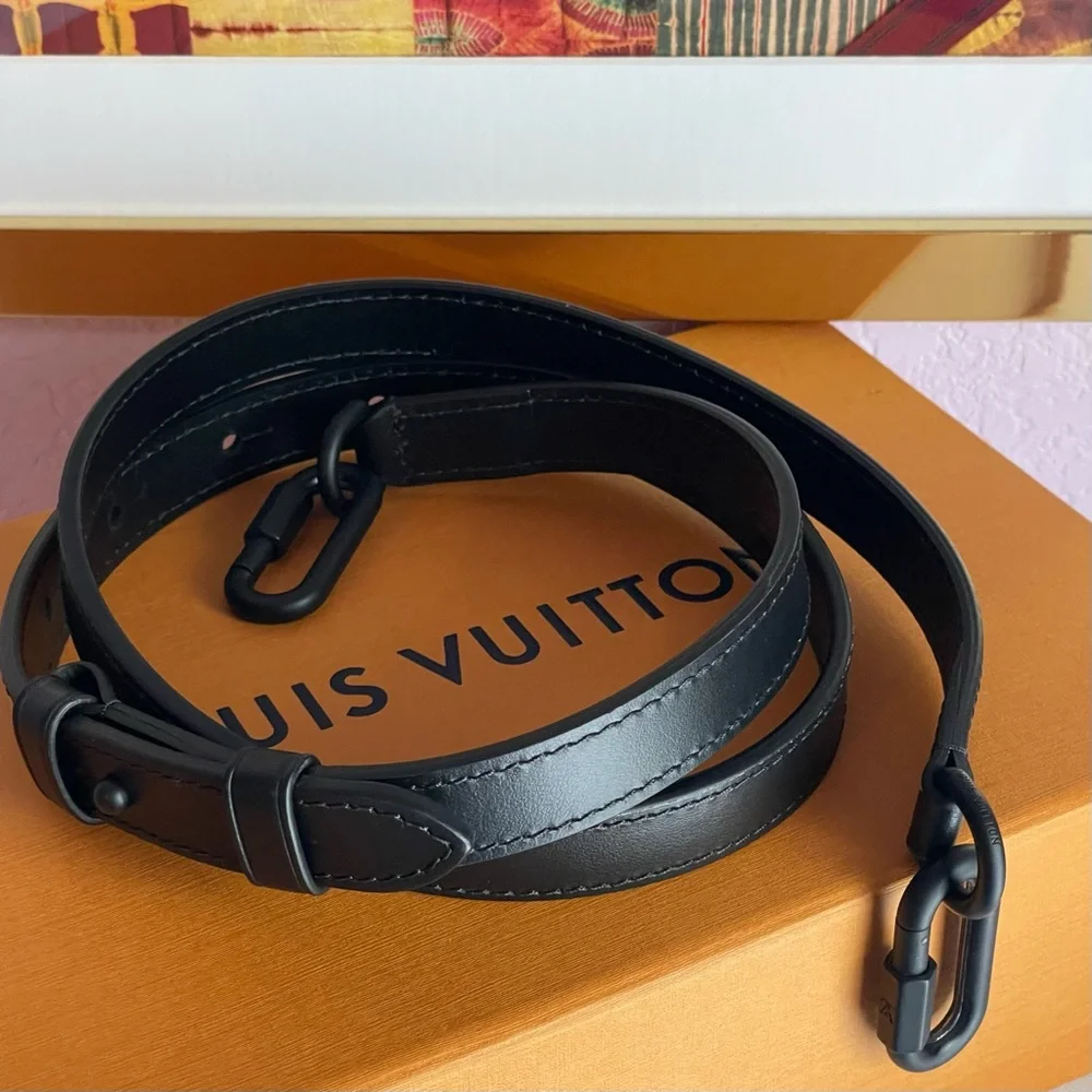 PRISTINE Louis Vuitton 2018 Taiga Bifold Wallet YV in Black Leather w/ box & bag
